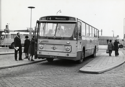 171223 Afbeelding van een streekbus van de N.Z.H. als lijn 74 naar Heemskerk op het autobusstation bij het N.S.-station ...